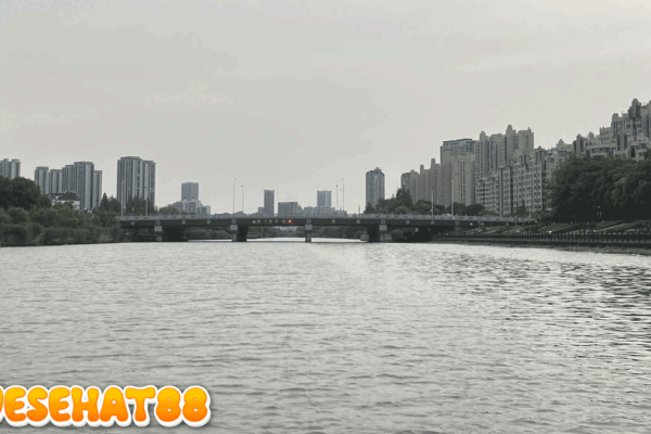 Mengarungi Kanal Buatan Terpanjang Dunia di China